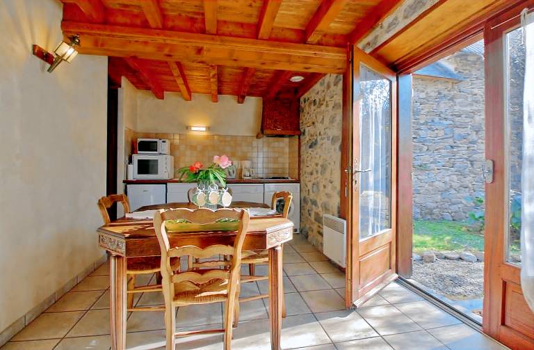 Gite with BBQ & patio — photo 4