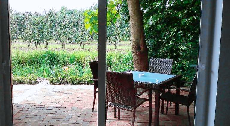Holiday apartment with BBQ, patio & garden — photo 4