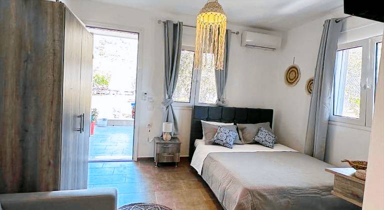 Rental apartment with terrace & garden in Skiathos