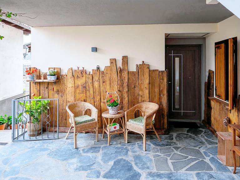 Apartment with yard, patio & BBQ | Mountain view — photo 2