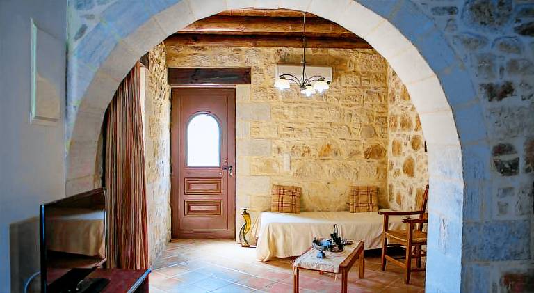 Villa with private pool, patio & yard | Pets allowed — photo 2