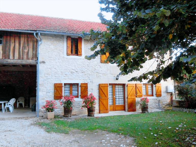 Gite with yard, terrace & grill — photo 2