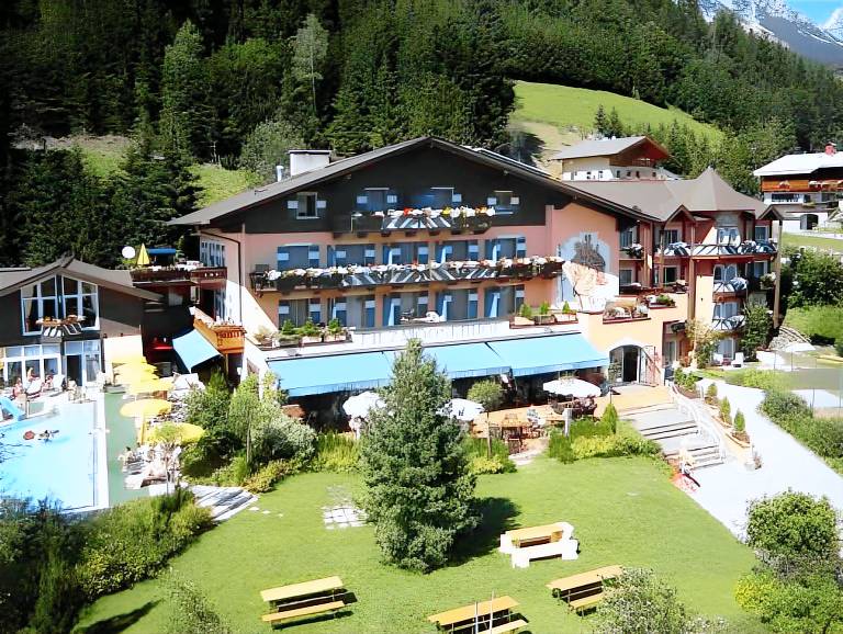 Chalet with sauna, garden & heated pool — photo 3