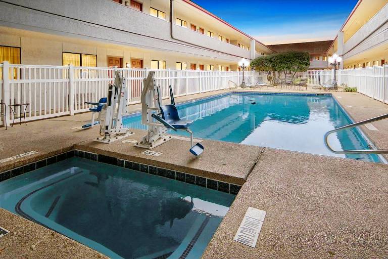 Red Roof Inn & Suites Irving – DFW Airport South — photo 4