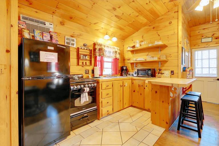 Couple's Retreat in Sevierville w/ Community Perks — photo 3