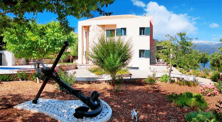 Villa with pool — photo 5