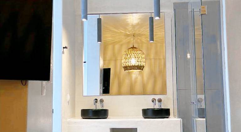 Value for money Naousa Center designer spacious room — photo 2