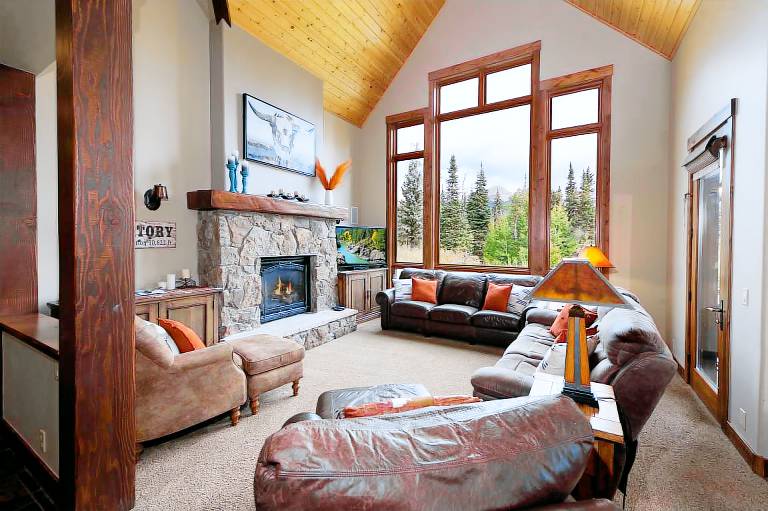 Home Across from Purg - Views, Deck/Fire Pit/Ping Pong/Shuffleboard in Durango, CO