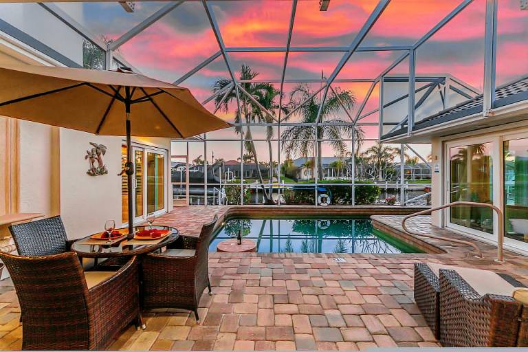 House with private pool & yard — photo 3