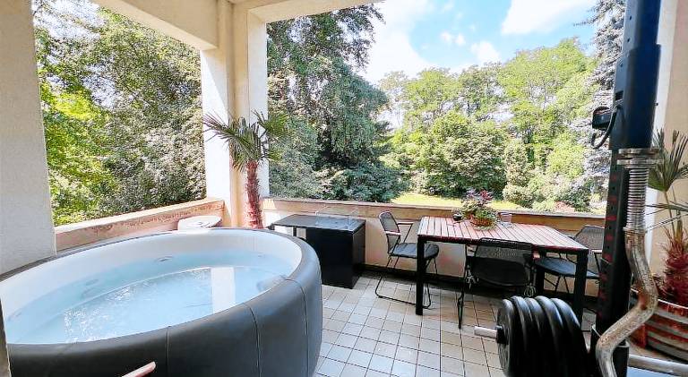 House with jacuzzi — photo 4