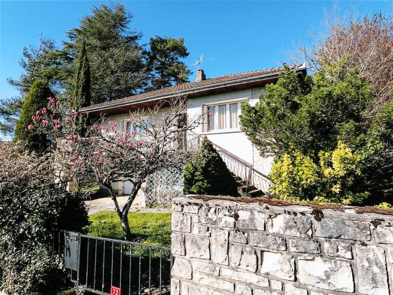 Vacation home with yard & grill in Figeac