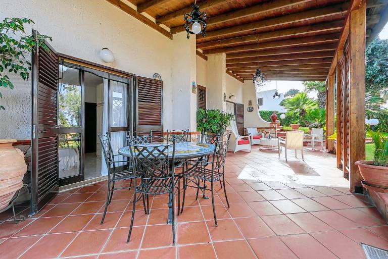 Villa with terrace & garden | Garden view — photo 4