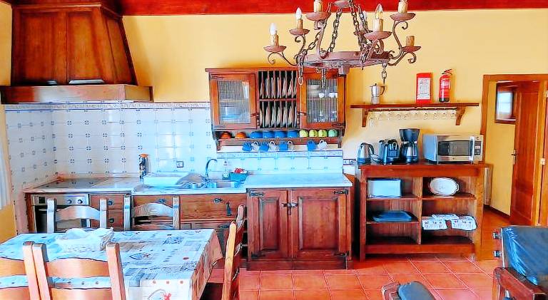 Fully equipped chalet with yard, patio & private pool | Pets allowed — photo 5