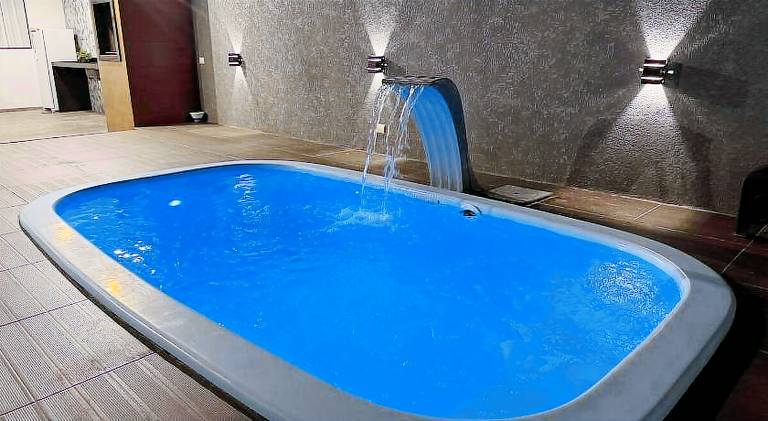 Vacation home with pool — photo 4