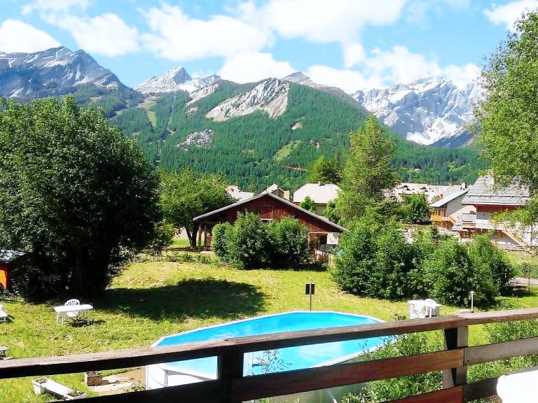 Chalet with BBQ, private pool & garden | River view — photo 4