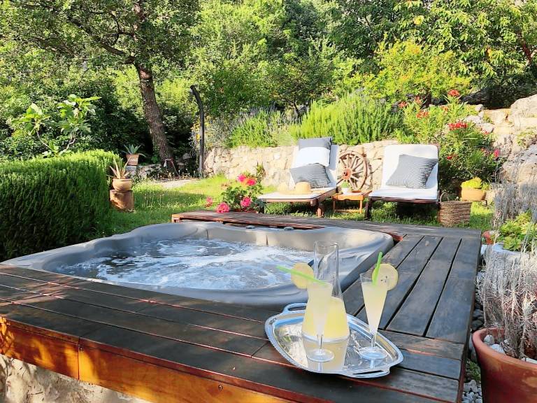 House with jacuzzi, barbeque & yard — photo 2