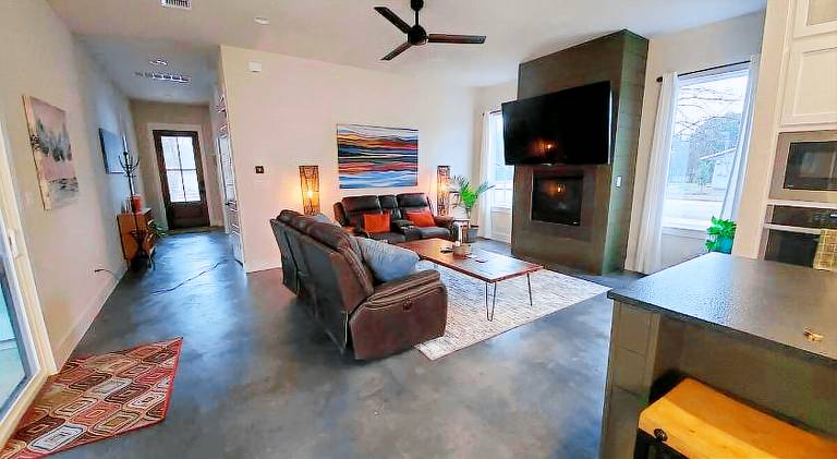 Vacation home with pool — photo 2