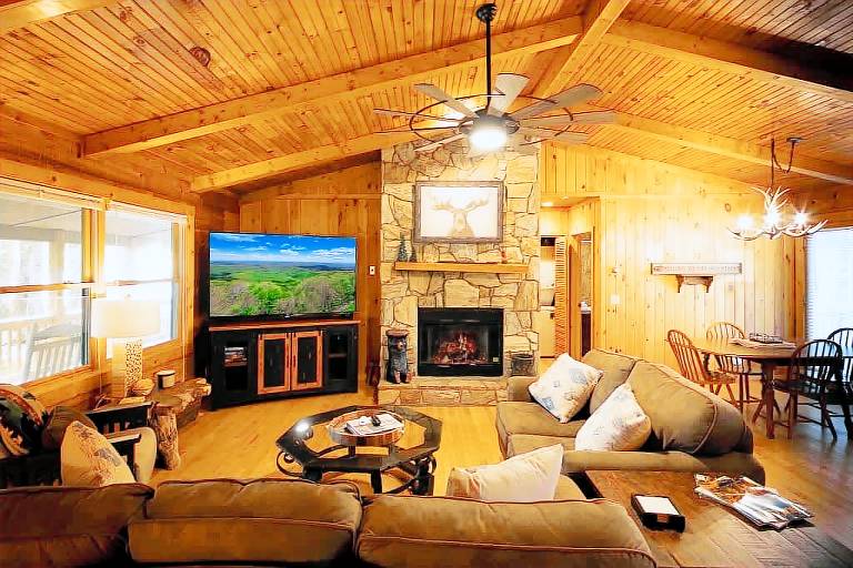 Children-friendly charming cabin with barbecue, hot tub & yard | Suitable for remote work | Dogs allowed in Boone, NC