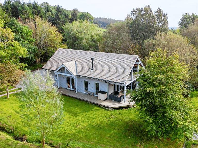 Fully equipped beautiful cottage with hot tub & yard | Water view | Pets allowed in Harrogate