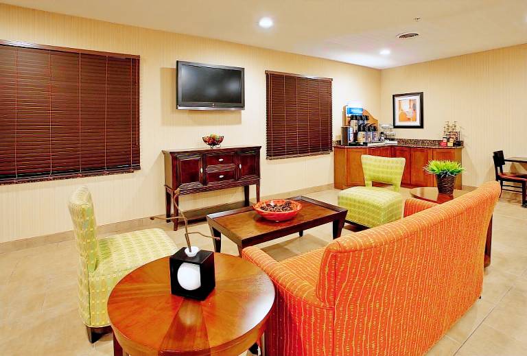 Holiday Inn Express Hotel and Suites Lincoln Airport By IHG — photo 3