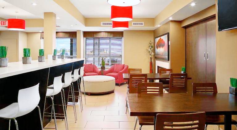 Microtel Inn & Suites by Wyndham Blackfalds Red Deer North — photo 2