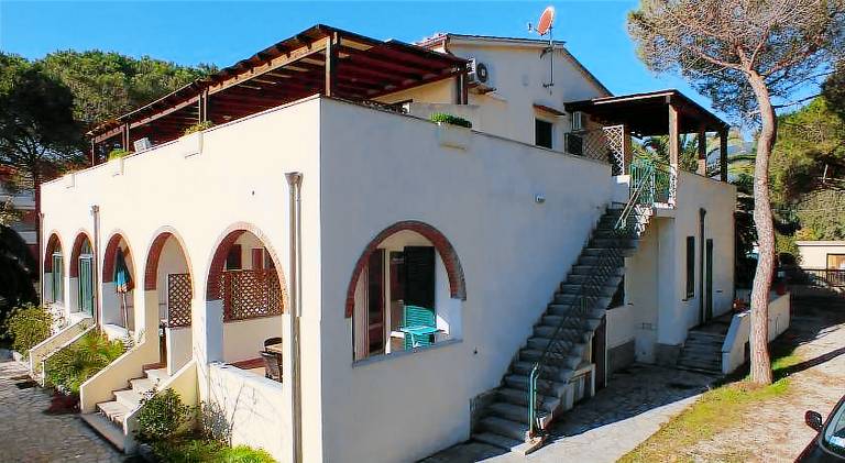 Apartment with BBQ & patio — photo 2