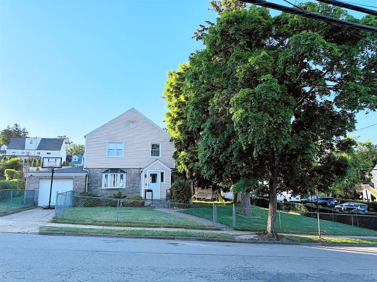 House  Colonial Heights