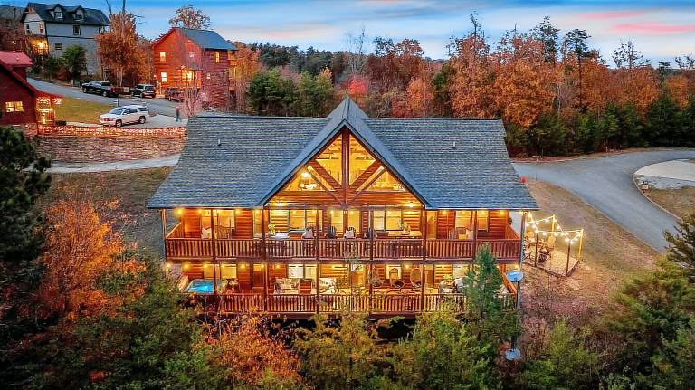 Dancing Bear Lodge – Hear the Dollywood Train & Soak in Unforgettable Smoky Mountain Views — photo 2