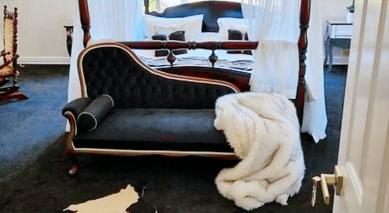 The Luxurious Manor Very Large Bedroom with Private Ensuite