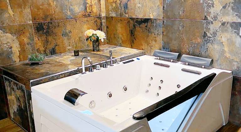 Rental apartment with hot tub — photo 5
