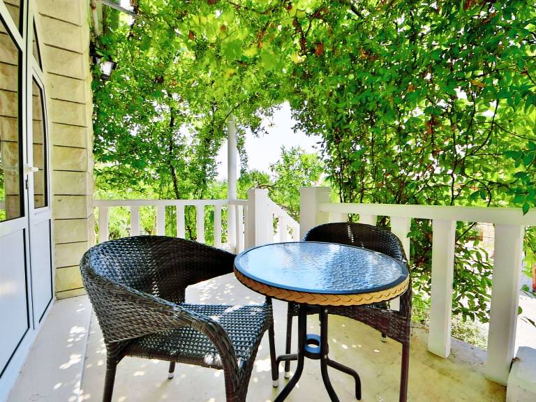 Pleasant vacation home with pool, patio & yard | Dogs allowed — photo 3