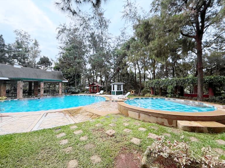 Pleasant vacation home with hot tub, pool & yard | Pets are welcome — photo 3