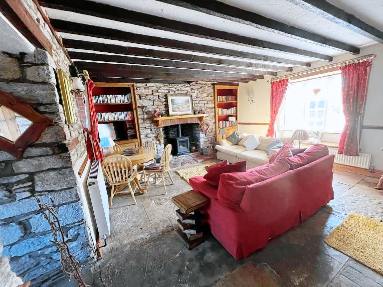 Cottage with barbeque & garden — photo 4