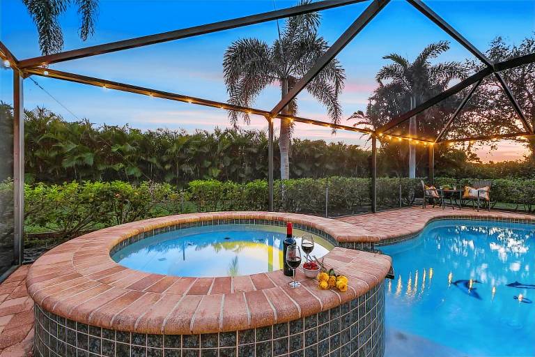 Yacht Club - Walk to Beach, Restaurant/Bar! Heated Saltwater Pool - Villa Beachside Bliss - Roelens — photo 3