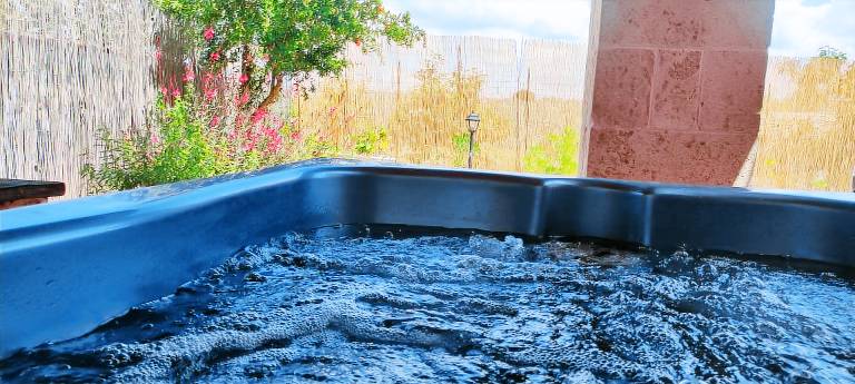 Villa with barbeque, hot tub & garden | Pets allowed — photo 5