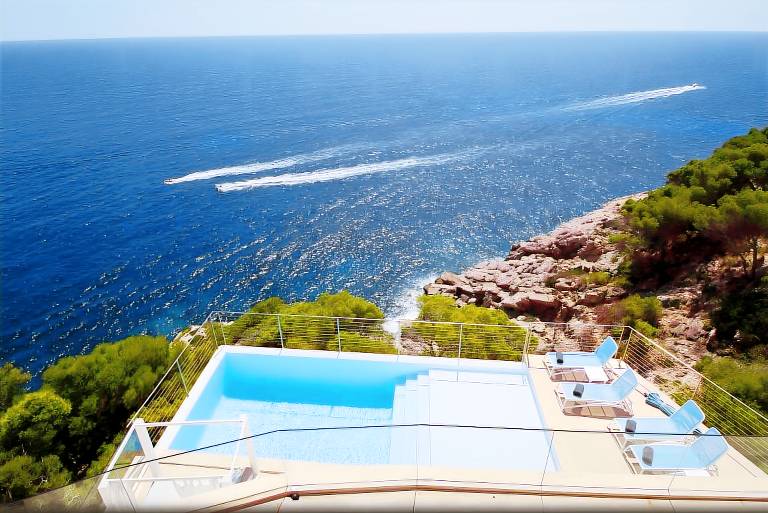 Villa 'Blanca' with Sea View, Wi-Fi and Air Conditioning in Capdepera