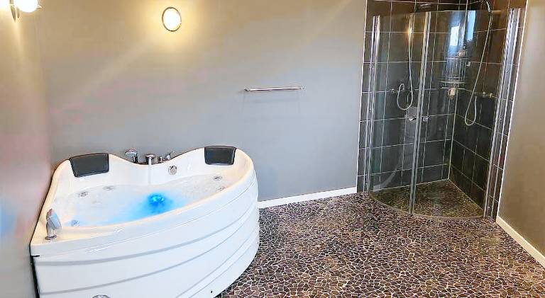 House with jacuzzi — photo 2