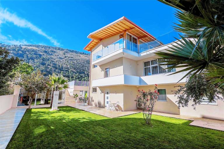 Casa  Lagja 30 Vjetori