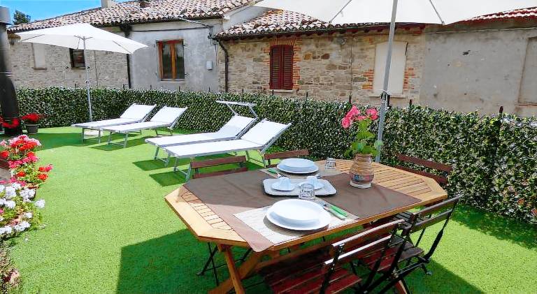 Rental apartment with terrace, barbecue & yard — photo 5