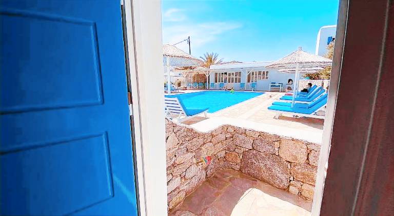 Serviced apartment with terrace, yard & pool — photo 4