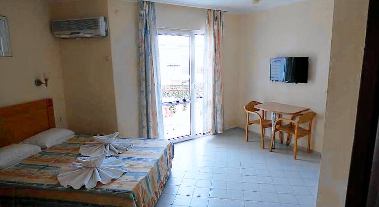 Serviced apartment with garden & pool — photo 2
