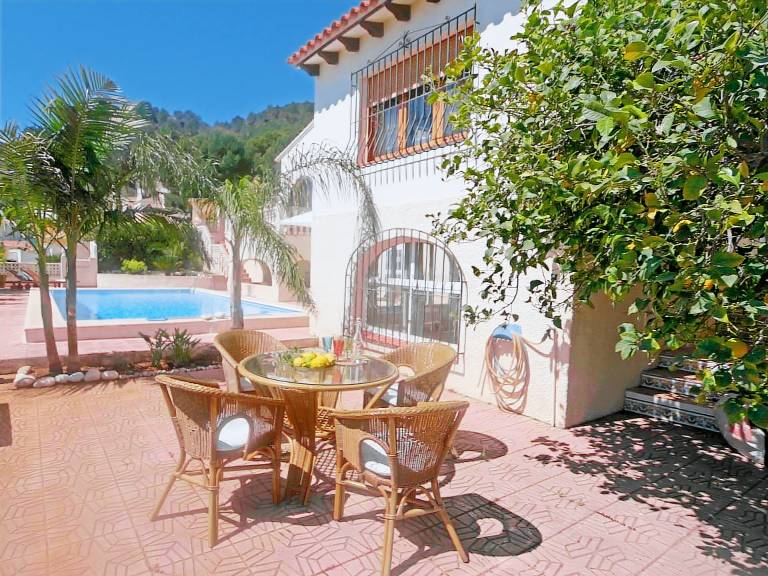 House with barbeque, private pool & yard — photo 2