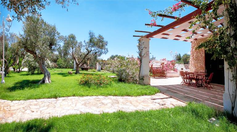 Lodge with pool, grill & patio | Garden view | Dogs allowed — photo 5