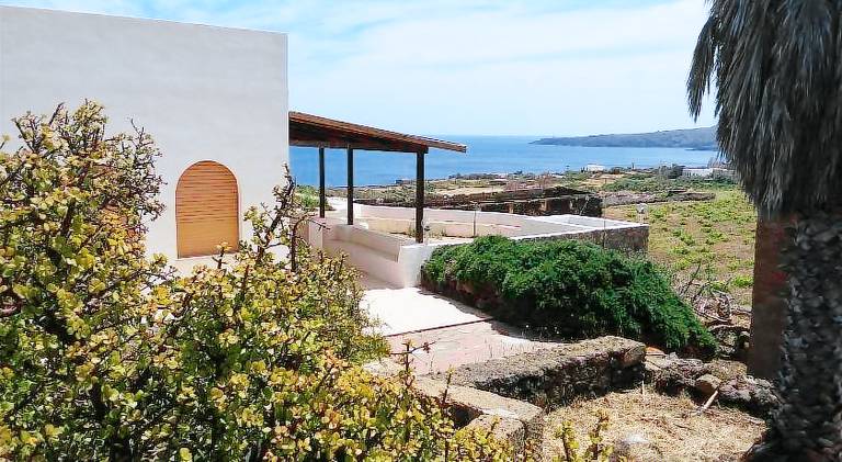 Vacation home with barbecue, patio & yard in Pantelleria