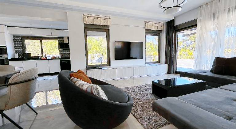 Fully equipped villa with barbeque, private pool & yard | Suitable for remote work | Pets are welcome — photo 2
