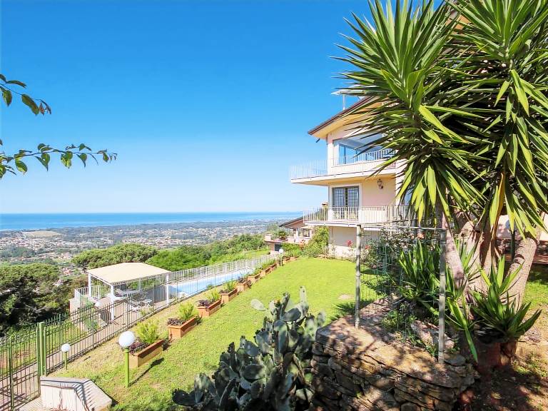 Vacation home with garden, BBQ & patio | Sea view — photo 4