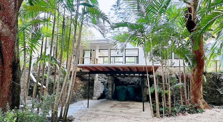 House with jacuzzi in Miami, FL
