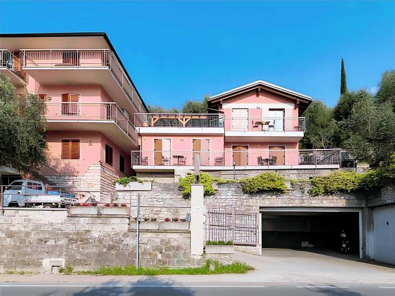 Serviced apartment with BBQ, private pool & garden | Next to the beach | Good for workation | Pets are welcome in Malcesine