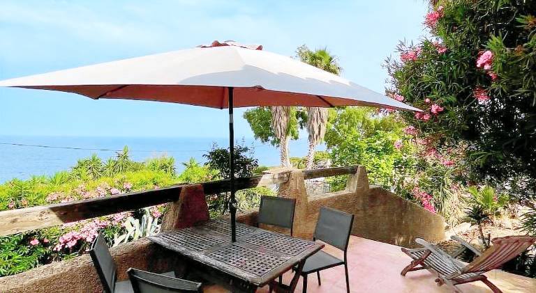 Holiday apartment with private pool, barbeque & garden — photo 2