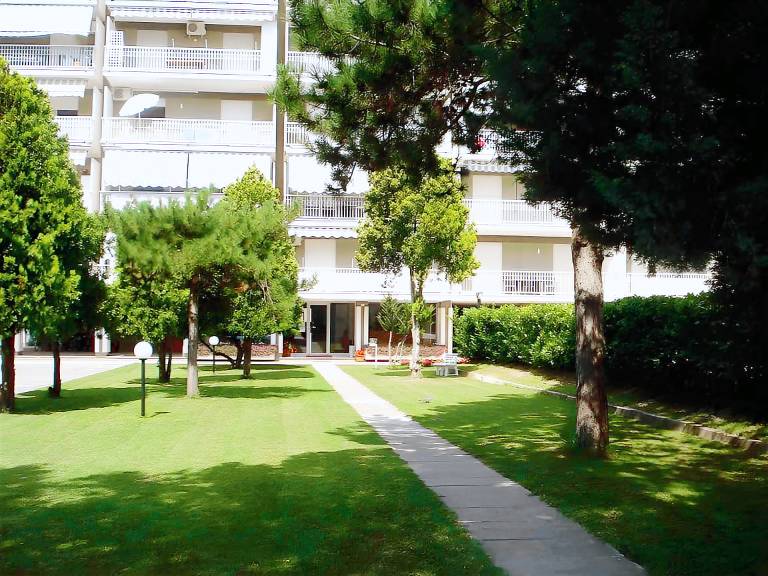 Holiday apartment with pool, patio & yard — photo 4